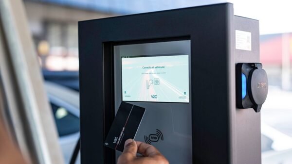 V2C POLE med spiralkabler (2×22 kW), 8'' display, 4G, LAN/Wifi, RFID