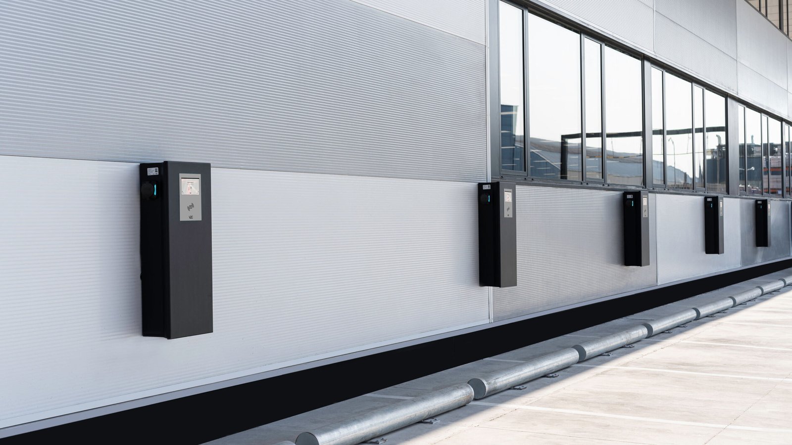 V2C POLE Wallbox stik (2×22 kW), 8'' display, 4G, LAN/Wifi, RFID - Image 3